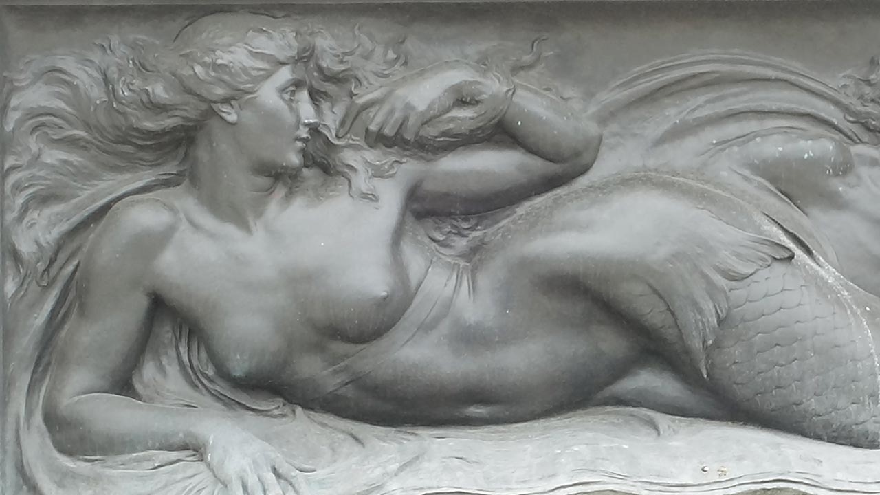 Checking out the nude statues at Buckingham Palace