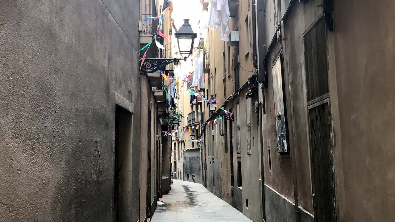 Sightseeing Barcelona's narrow back streets