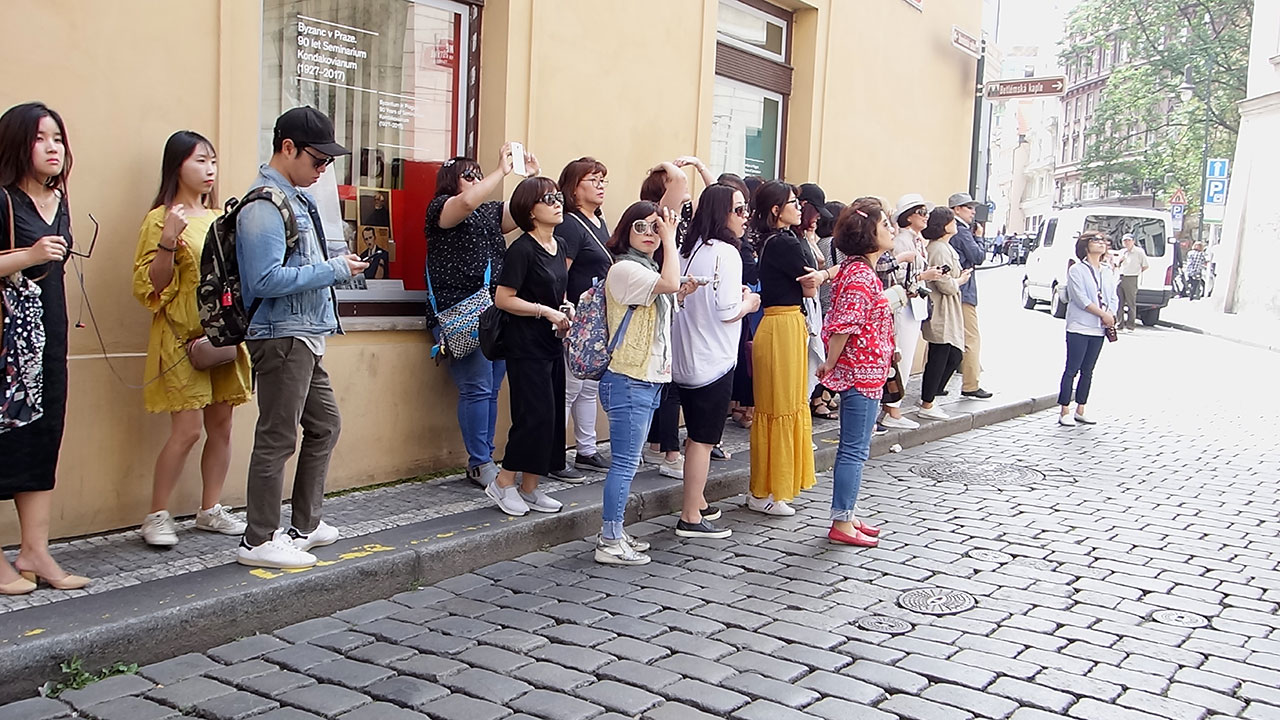 Walk to shops in Prague and spotting oriental tourists