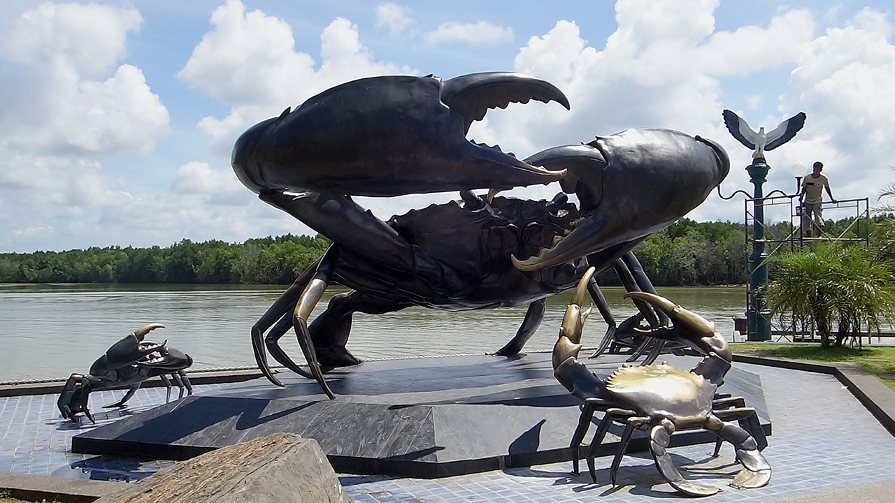 First exploration in Krabi town and visit to the Krabi Town Crabs Statues
