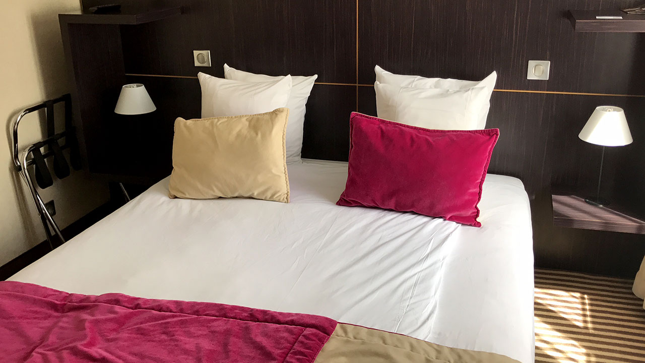 Hotel room after I landed in Parus