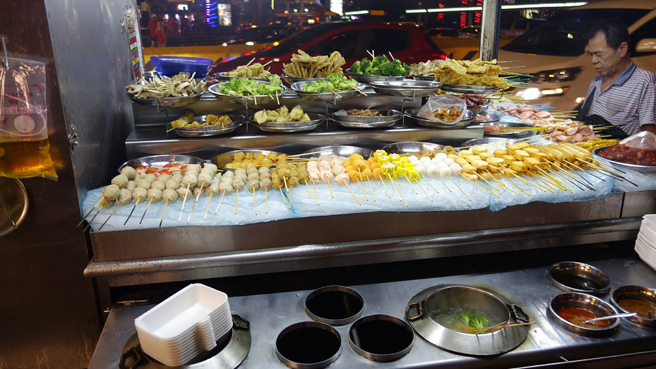 Eating outside in Kuala Lumpur at food vendors