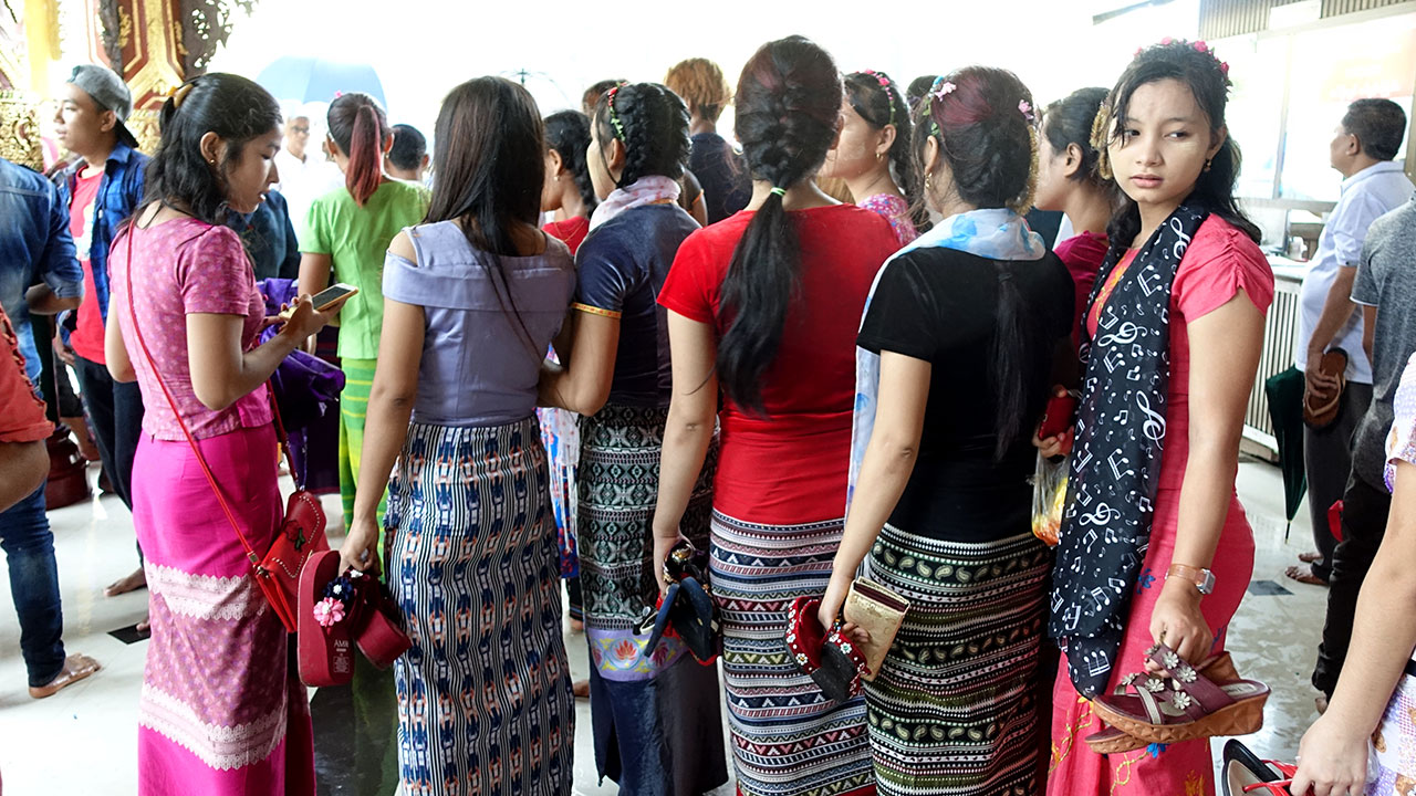 Yangon Shwedagon Pagoda with views of skinny girls and nice asses all over
