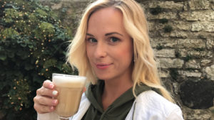 Kinky Blonde hooks up with stranger for cool drink