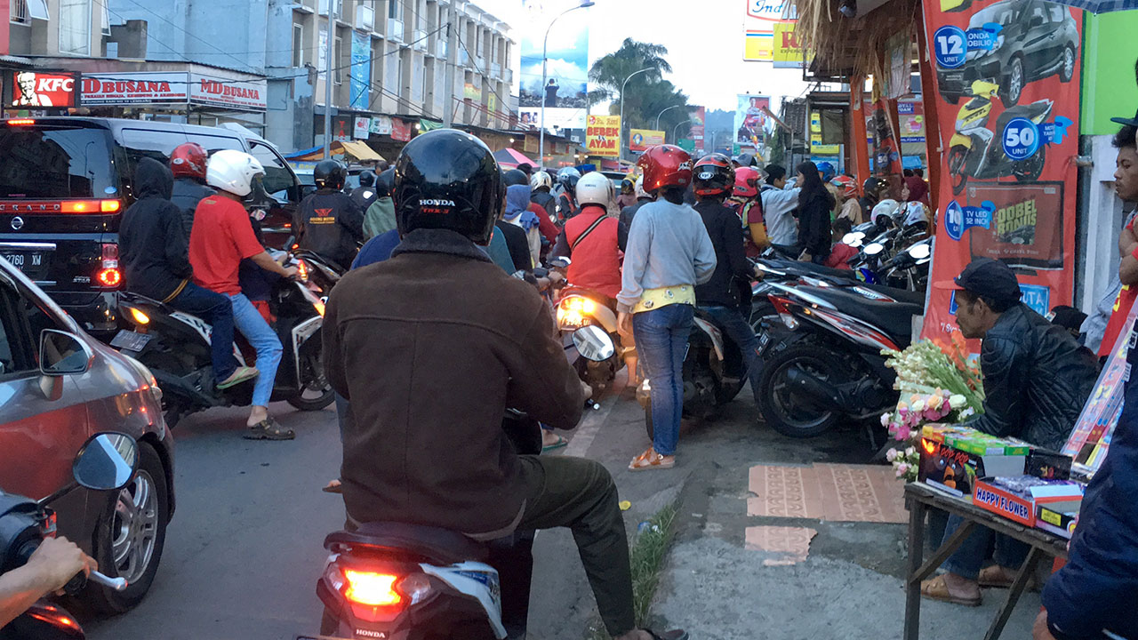 Scene on streets when taking a BANDUNG MOTORBIKE TAXI to go get food