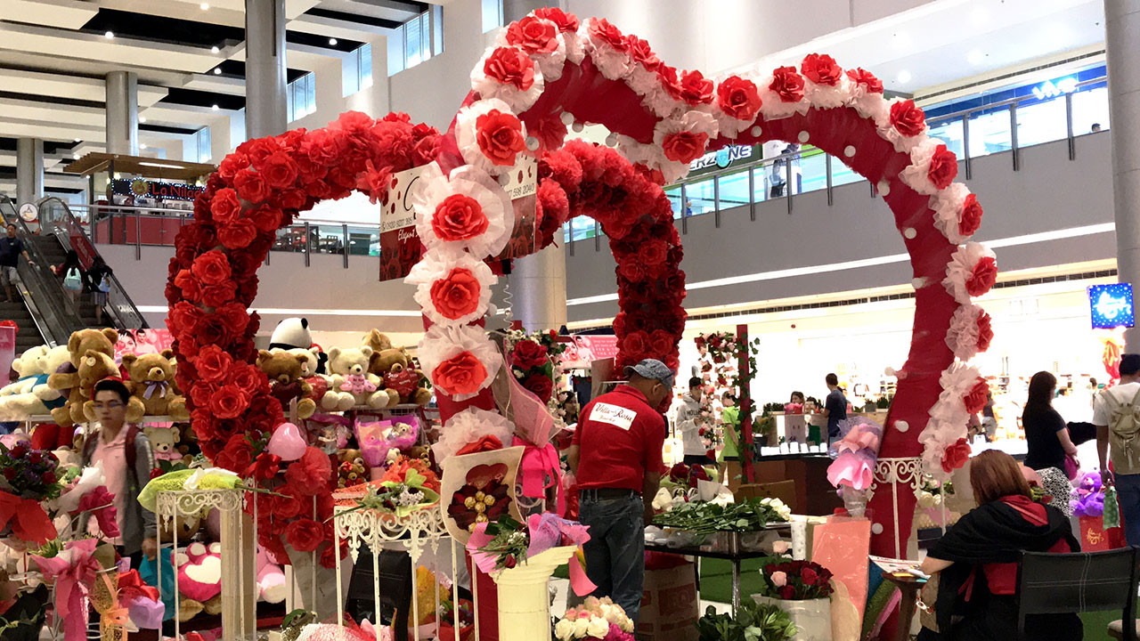 SM Mall Philippines Valentines hearts display in SM City Clark mall