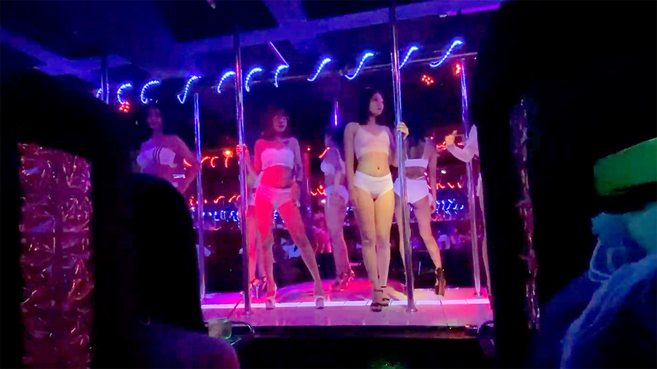 Thai girls dancing on stage while out Pattaya Barhopping