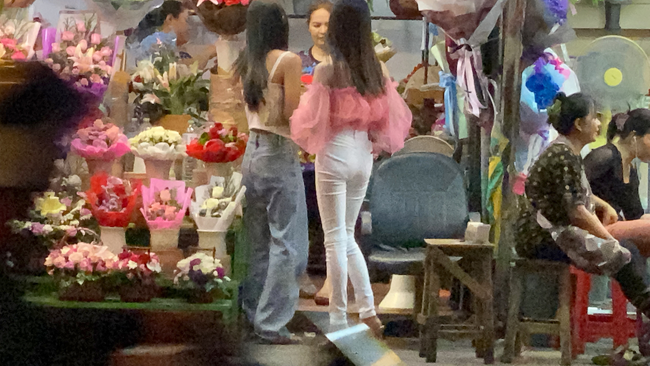 Hot Asses spotted at local Bangkok Market
