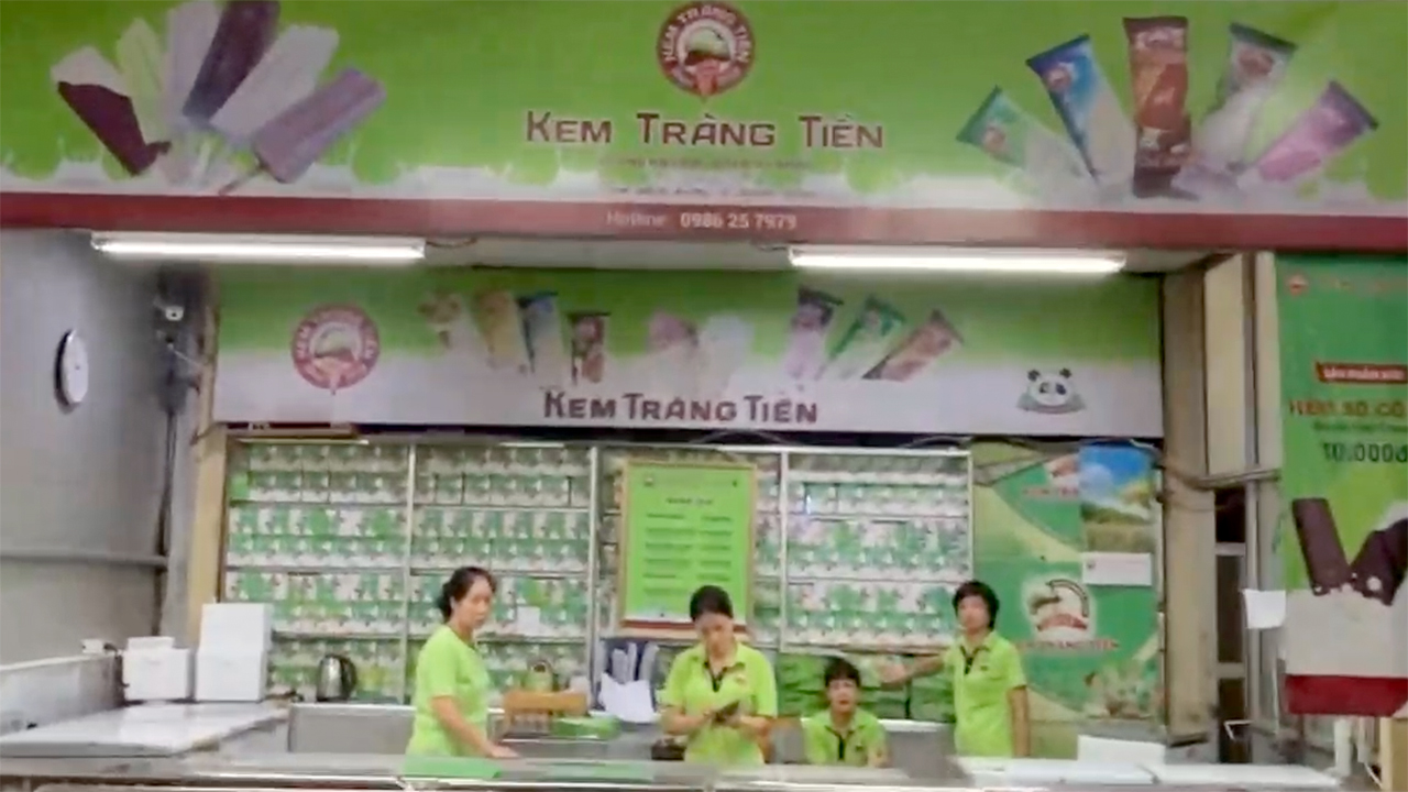 Kem Trang Tien ice cream shop facade from a distance