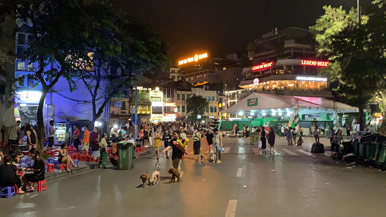 Street view of Sexy Candid Girls walking around closing Night Market