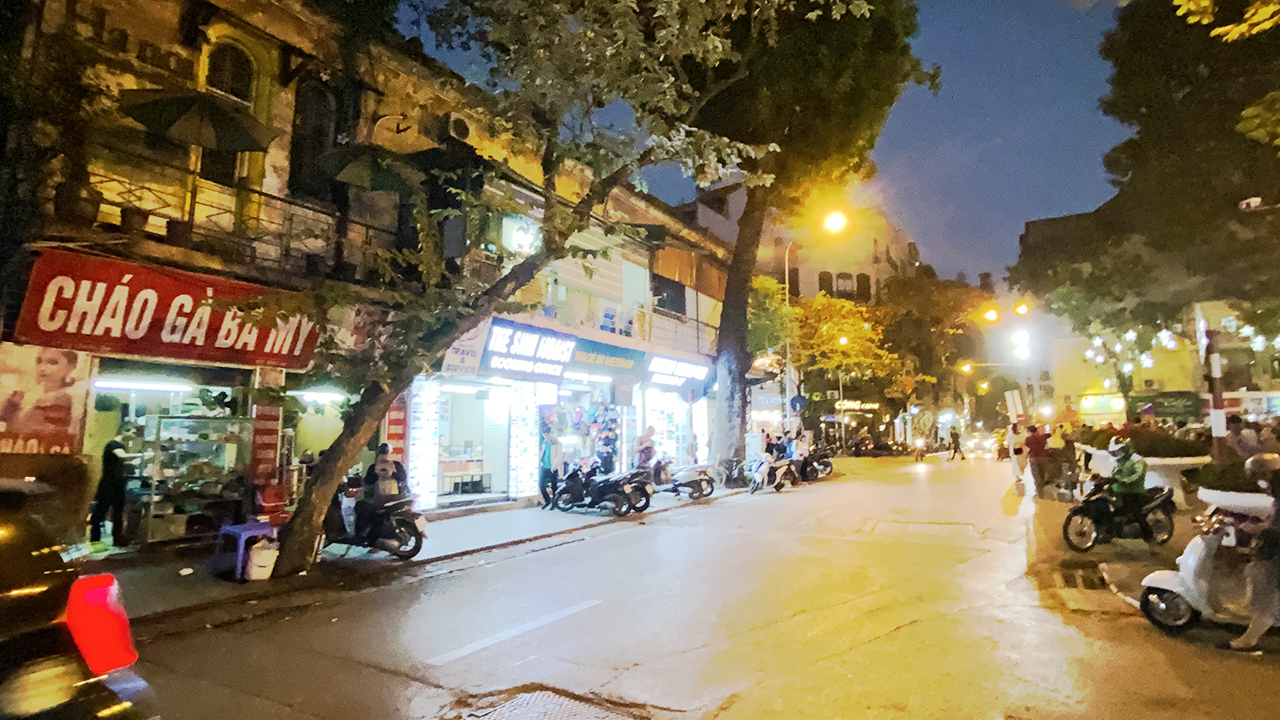Street view on walk to Old Quarter Market