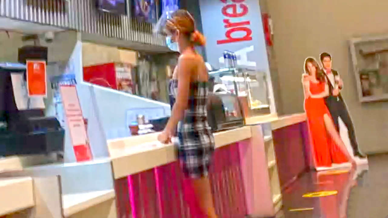 Look at this ass ordering food at the food court in the mall