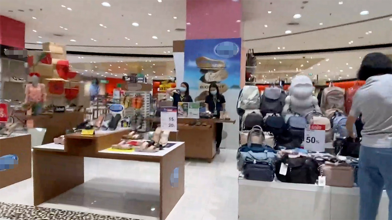 Thai girls approached and get stricked with White Fear before running away