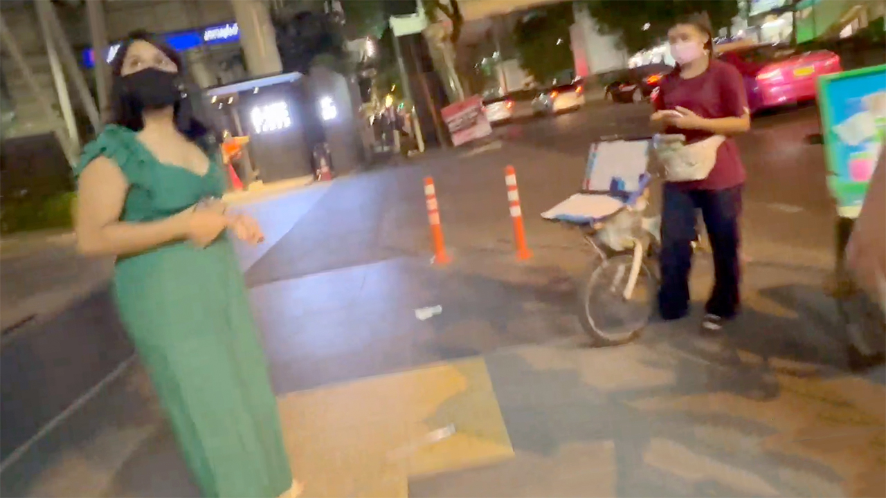Thai girls on street prove Never Trust A Woman for directions