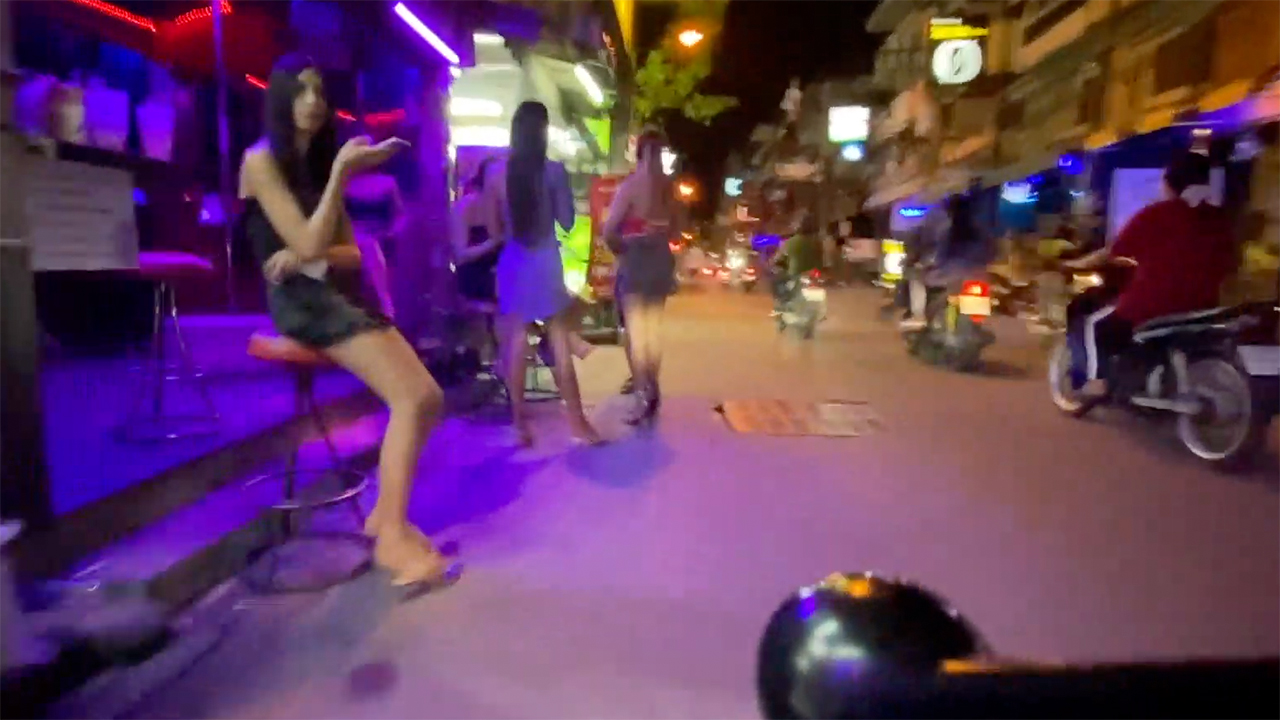 Hot Thai girl sitting in short skirt on Soi Bukkow