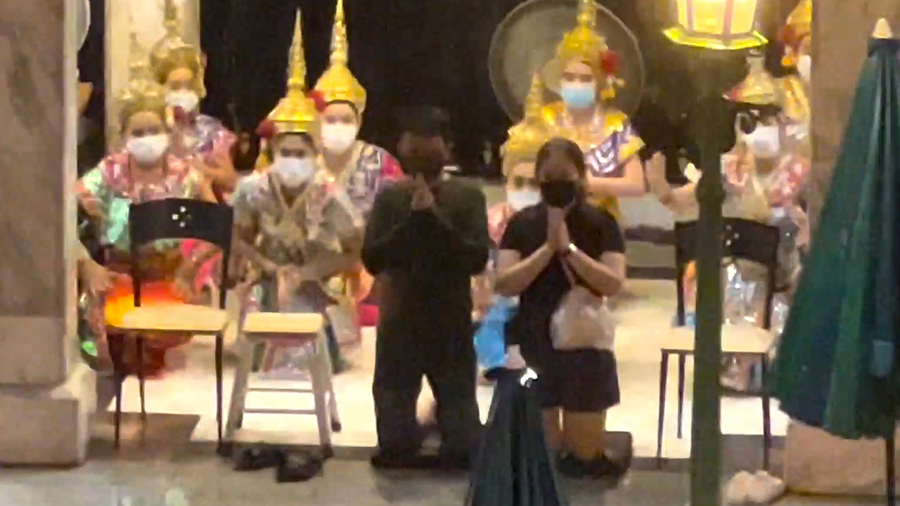 Couple pray at Bangkok Mall Temple
