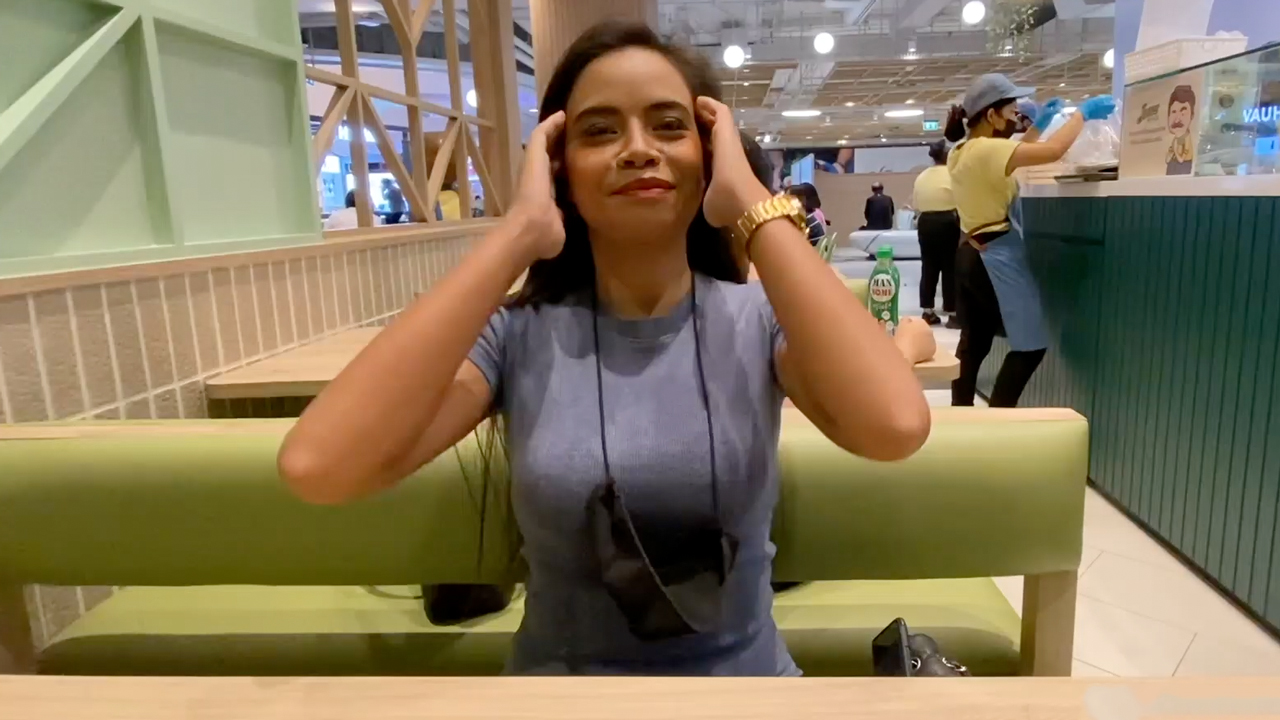 Super Hot Girl in Bangkok on dinner date with white guy