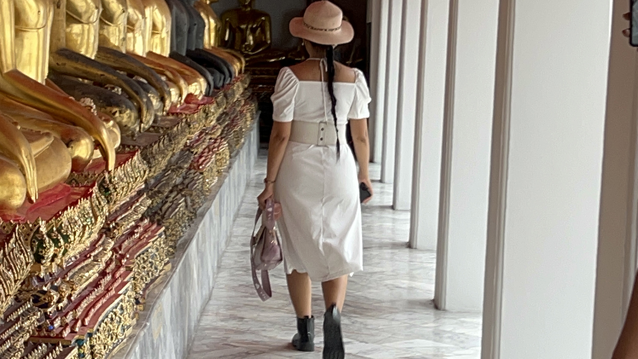 Sexy ASIAN MILF PUBLIC eyecandy seen from behind