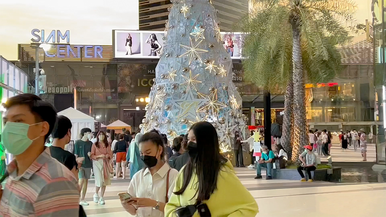 People shopping during Boxing Day in Bangkok
