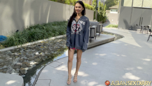 Skinny Thai MILF spotted in park