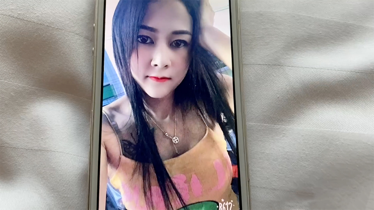 Horny Thai MILF in selfie pic