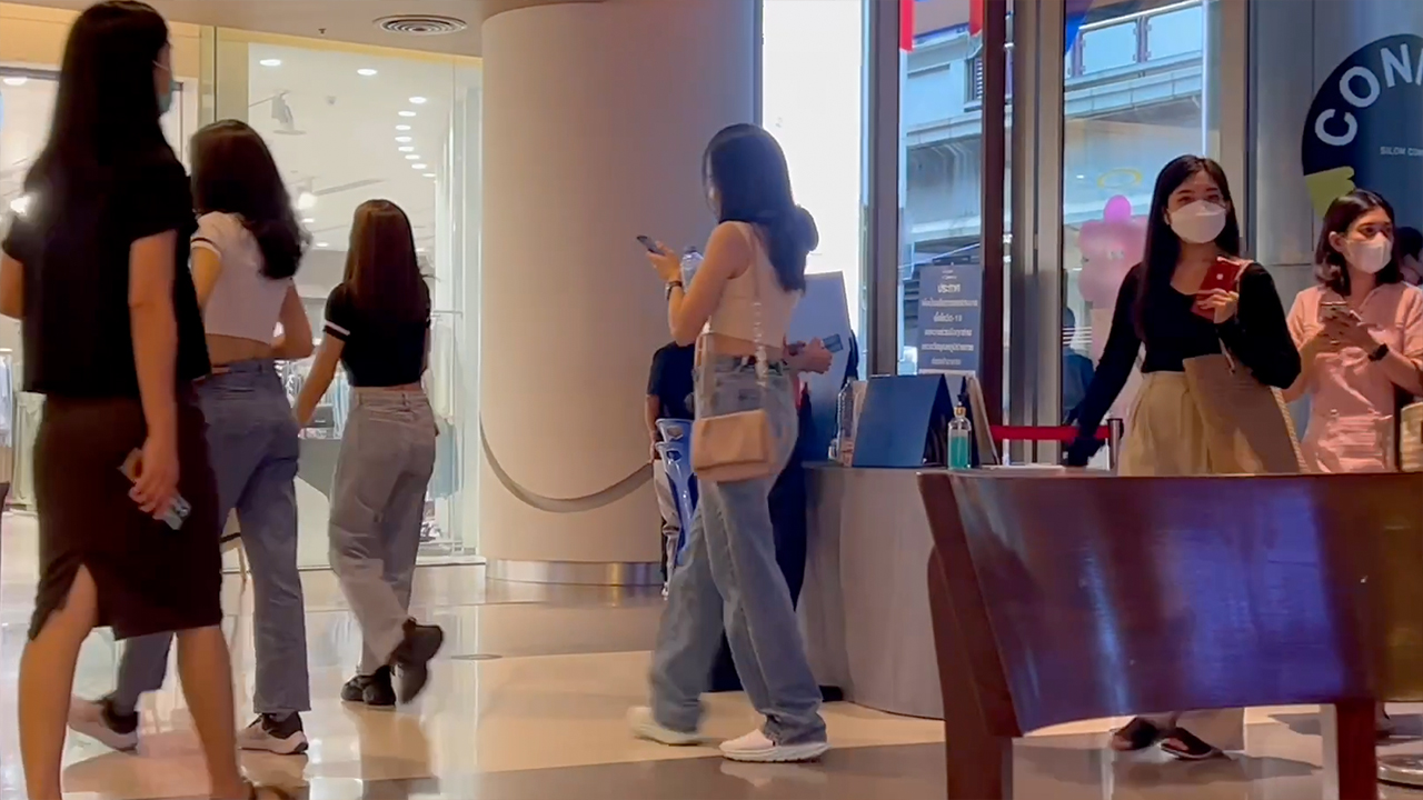 Girl runs away during failed Pickup Attempt