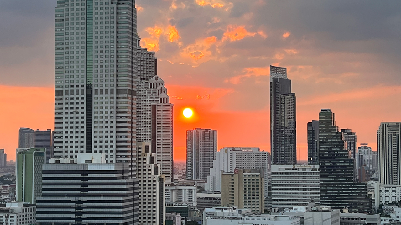 BKK Sunset between tall buildings