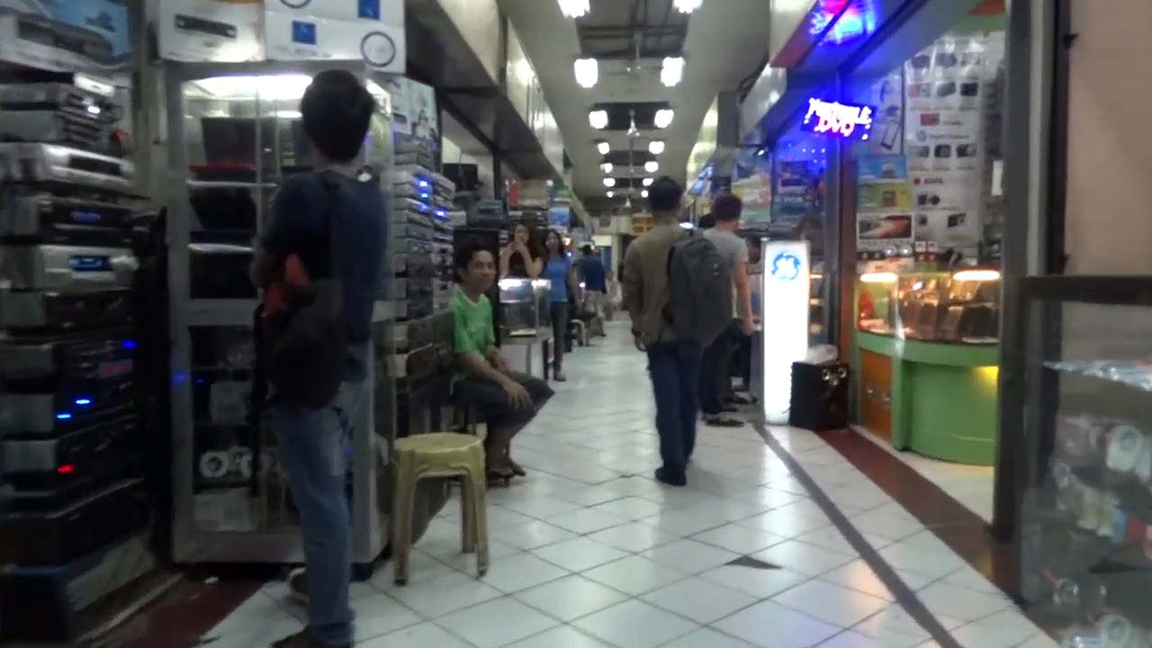 People shopping in aisle of store in Manila Quiapo District