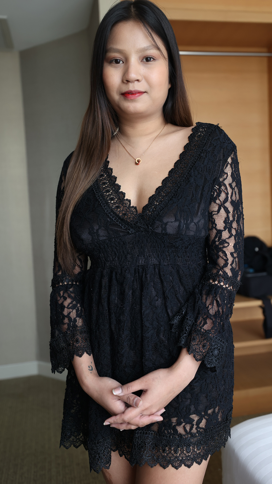 Asian Sex Diary Alisa stands gently in lingerie