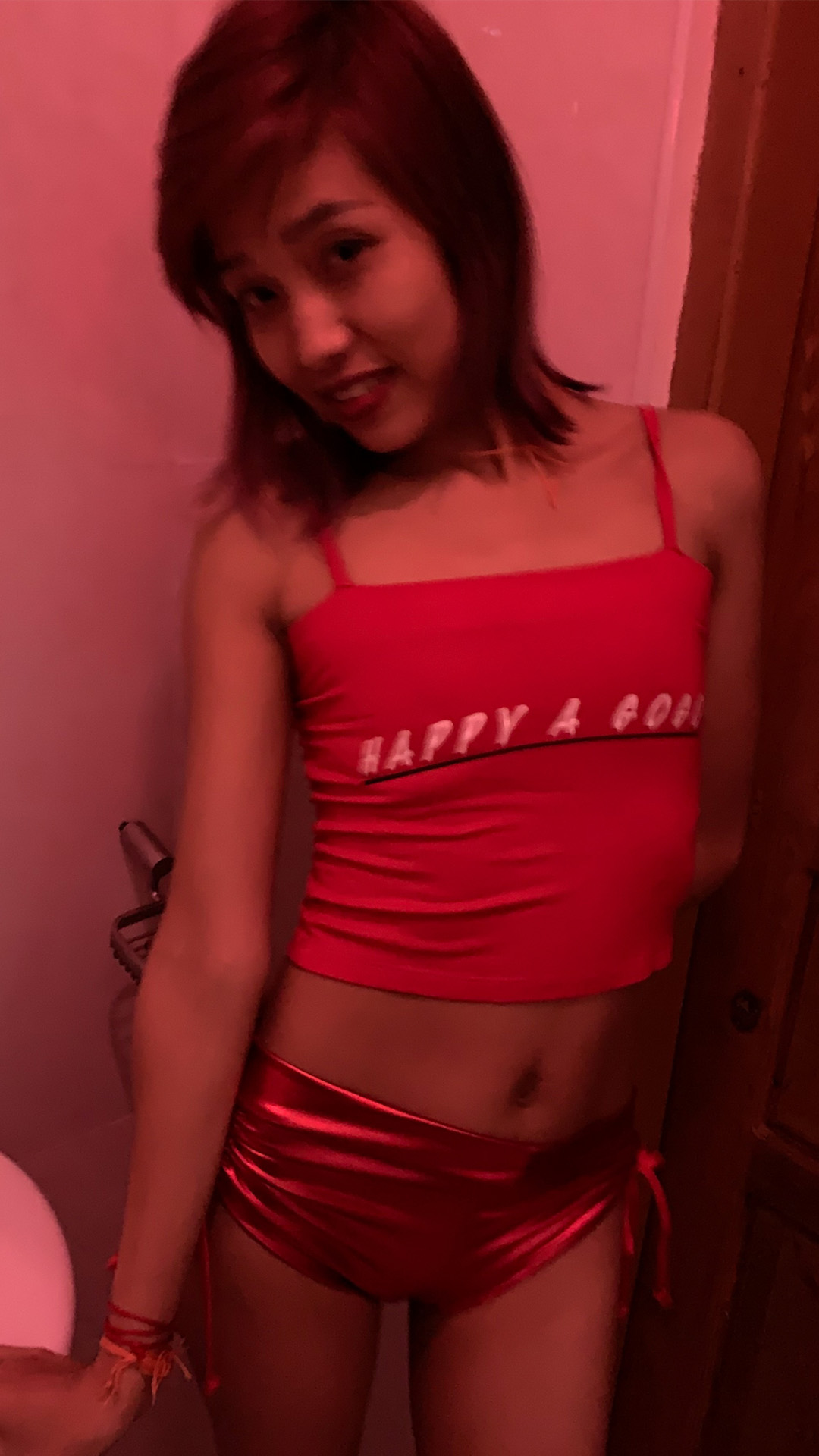 Asian Sex Diary Hapy Girl poses in massage room