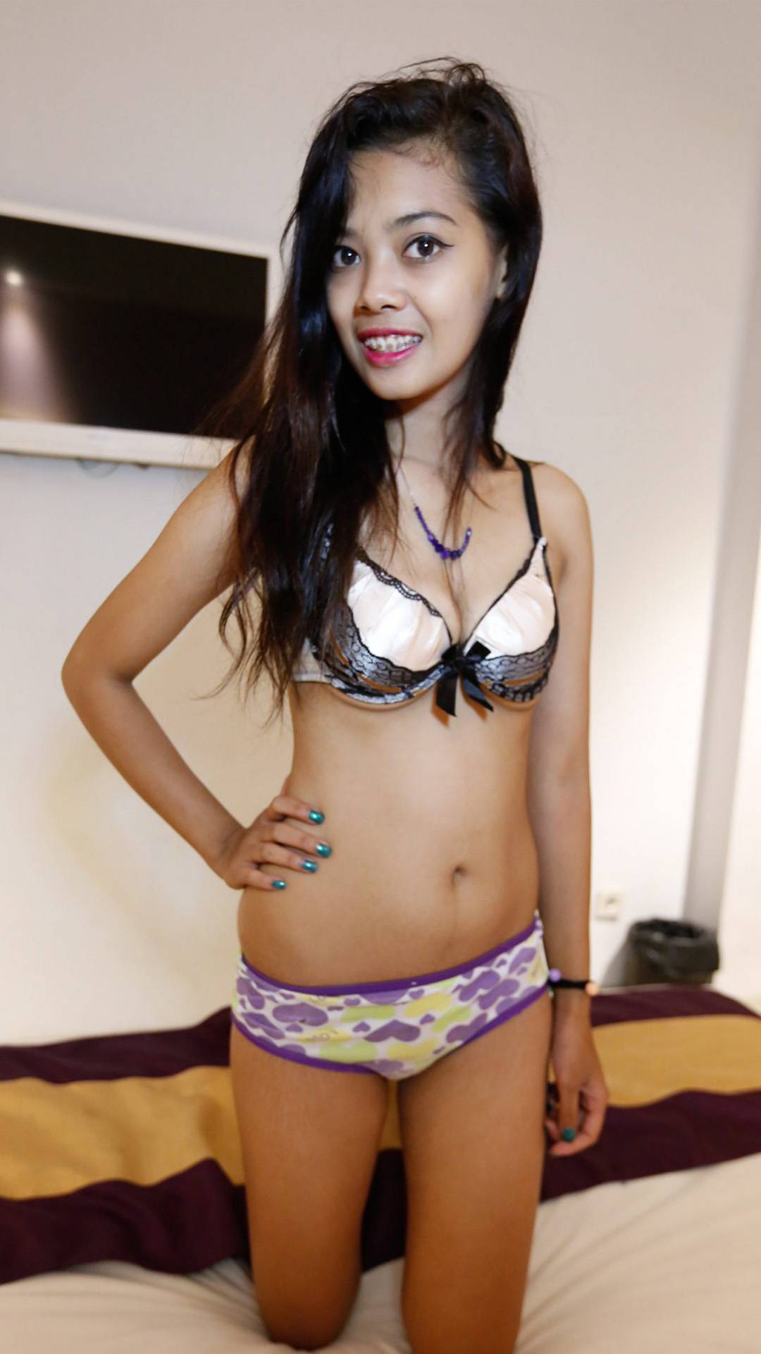 Asian Sex Diary Htway poses on her knees on bed