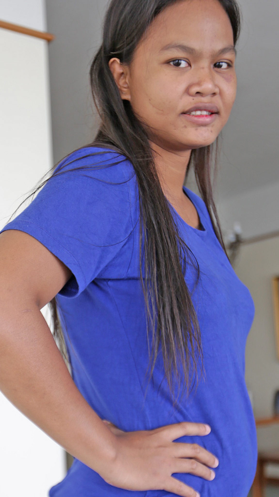 Asian Sex Diary Oam E poses in her blue shirt on hotel room