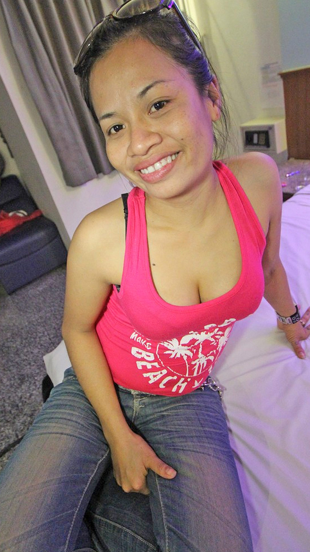 Asian Sex Diary Oam poses in her pink top in hotel room