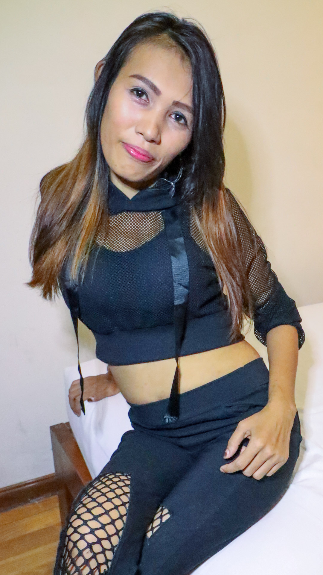 Asian Sex Diary Tat shows her tight body and tight clothes