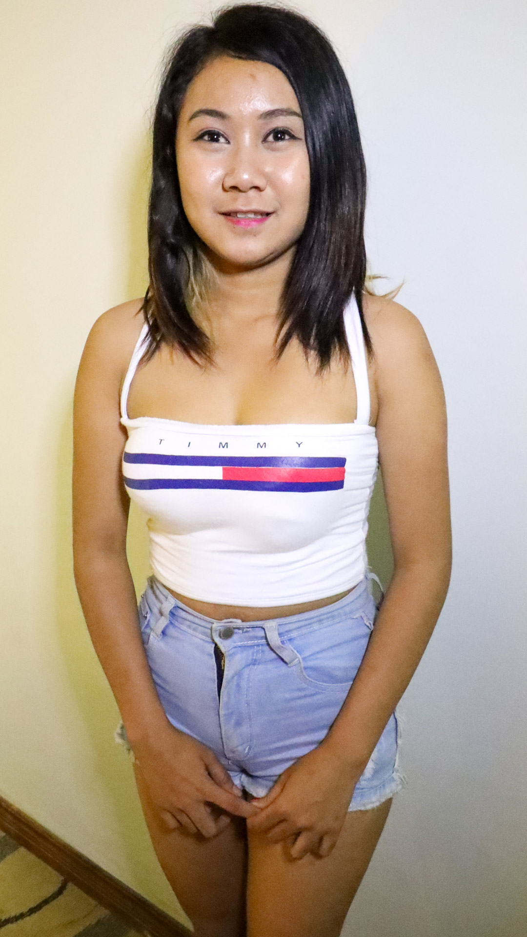 Buxome beauty Asian Sex Diary Putri looking sporty in daisy dukes