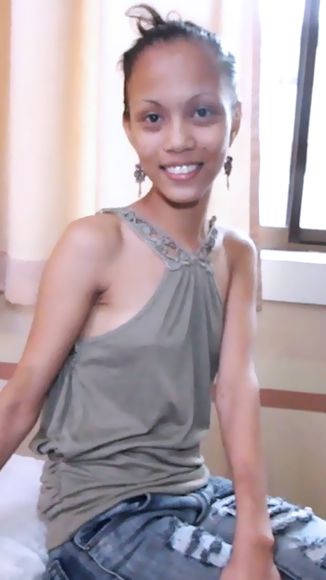 Slender sexy Asian Sex Diary Roxanne smiles pretty while modeling on the bed