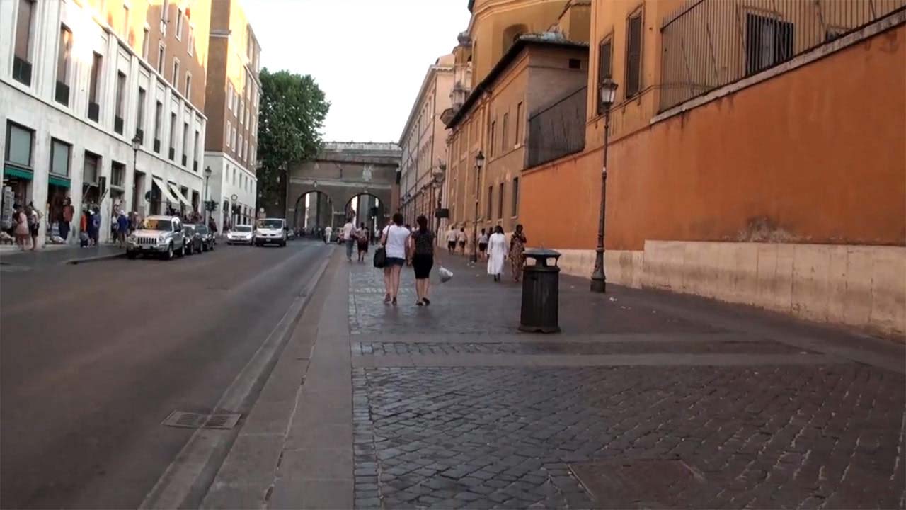 Streets of Rome while walking to Fontana di Trevi
