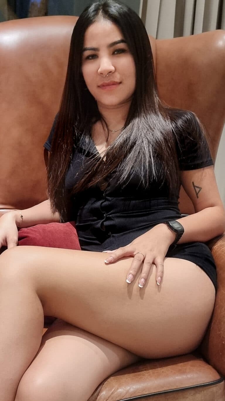 Thai girl Fahsai sits pretty in shorts
