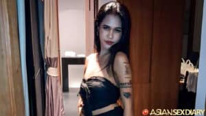 Sexy tatted girl with pretty mouth